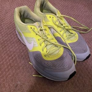 Women’s Nike tennis shoes